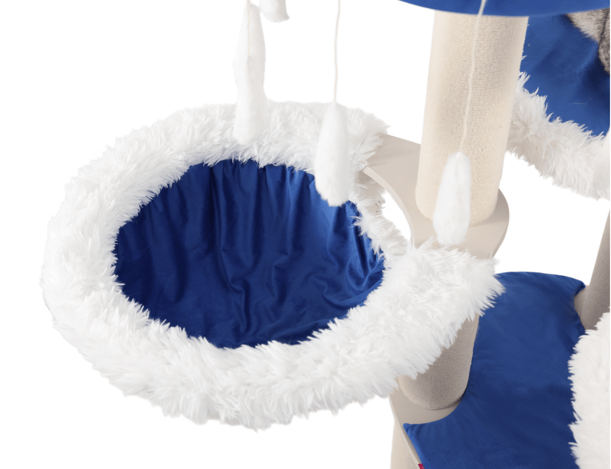 Cat gyms for big cats combine elements of play, scratching, jumping and resting.