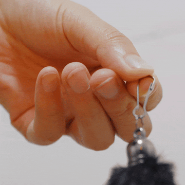 White pompom balls are extremely easy to assemble and disassemble.